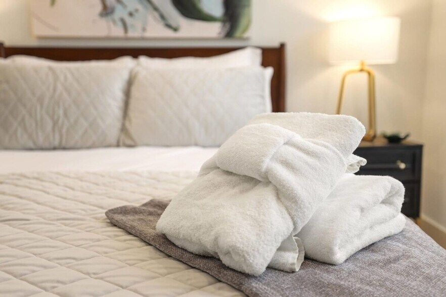 Building Photo - 372 S Hill Ave