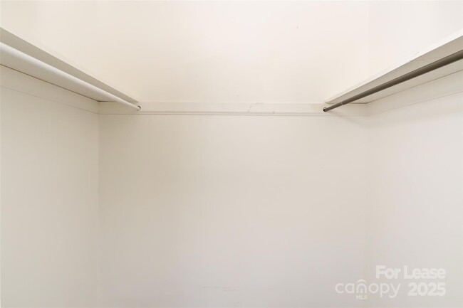 Building Photo - 4713 Belle Plaine Dr