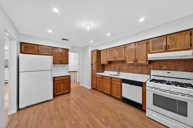 Building Photo - 13 Sutherland Dr