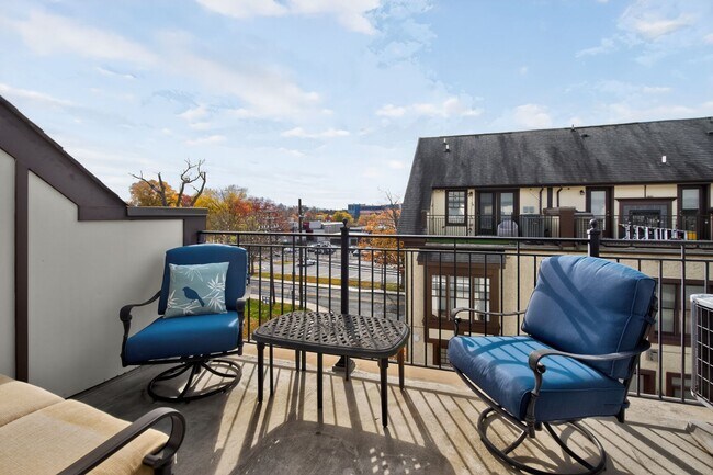 Building Photo - 2601 Hume Dr