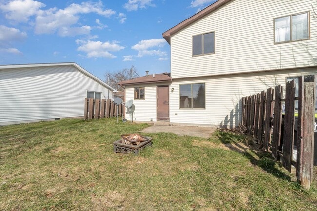 Building Photo - 2 Bedroom Rental Duplex with Attached Garage $1300/month