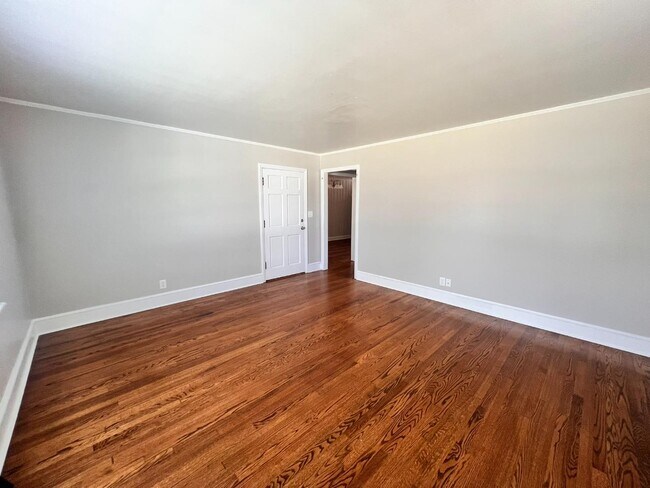 Building Photo - 807 N Ellis Ave