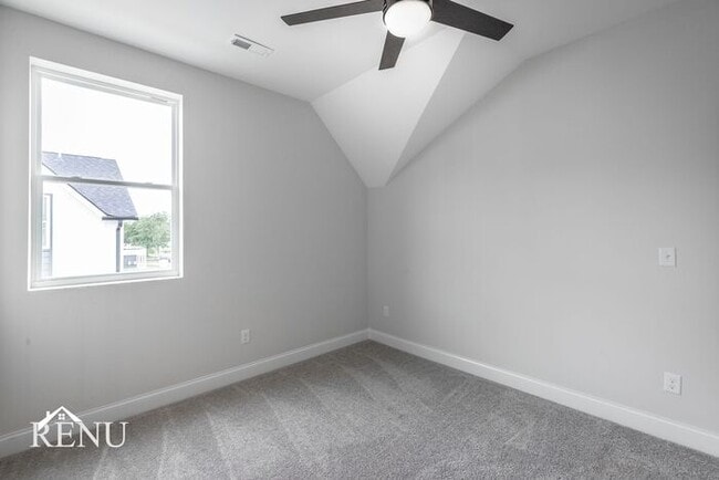 Building Photo - 5602 Sofias Cir