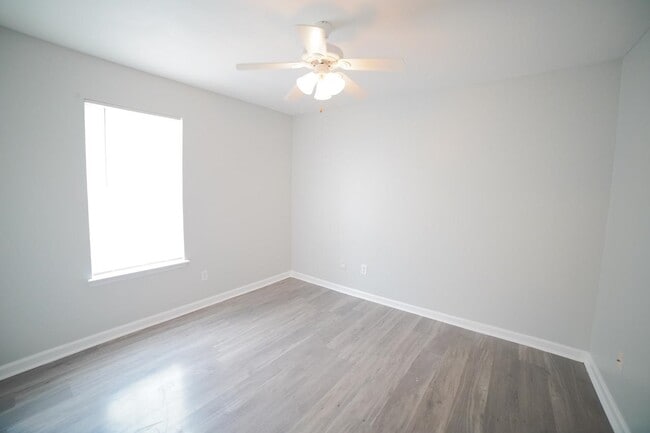 Building Photo - 1060 Kingdom Dr