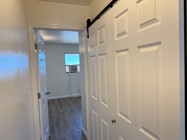 Building Photo - Fully renovated 2-bedroom, 1-bath unit loc...