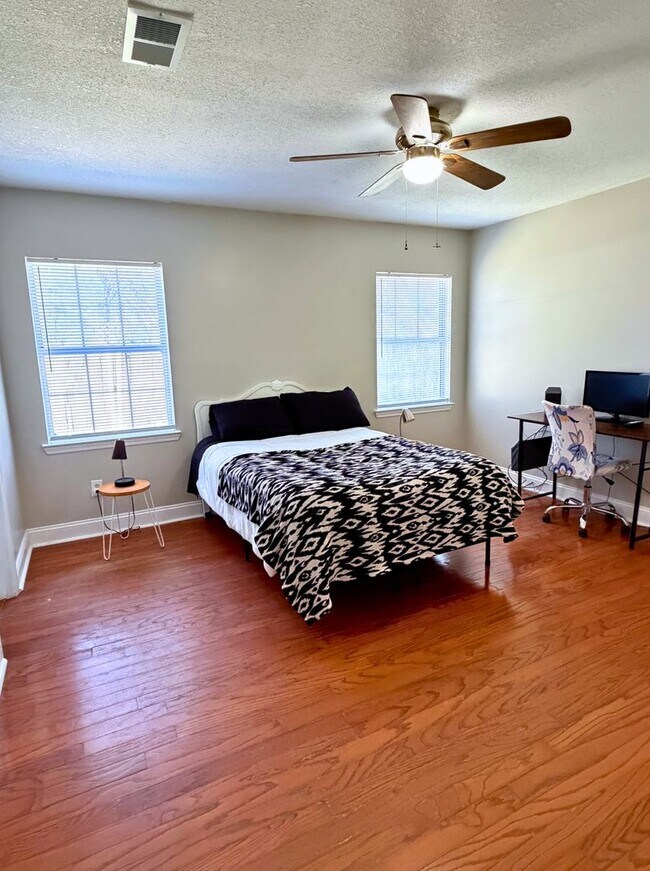 Building Photo - Updated 4BR/2BA Home in Cul-de-Sac