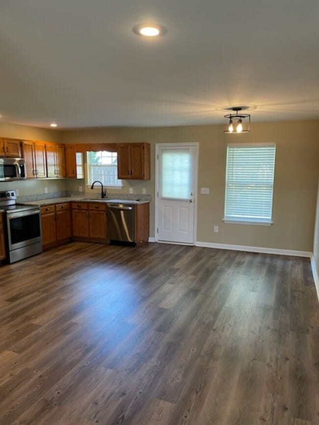 Building Photo - Duplex with garage