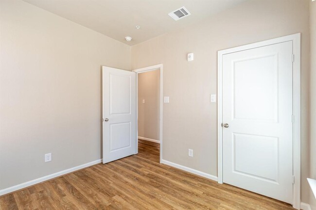 Building Photo - 129 Park Place Cir