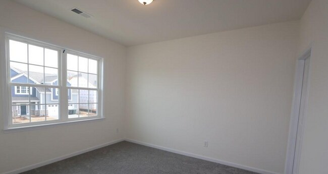 Building Photo - Huge 5-bedroom, 4-bathroom, in Poplin Grov...