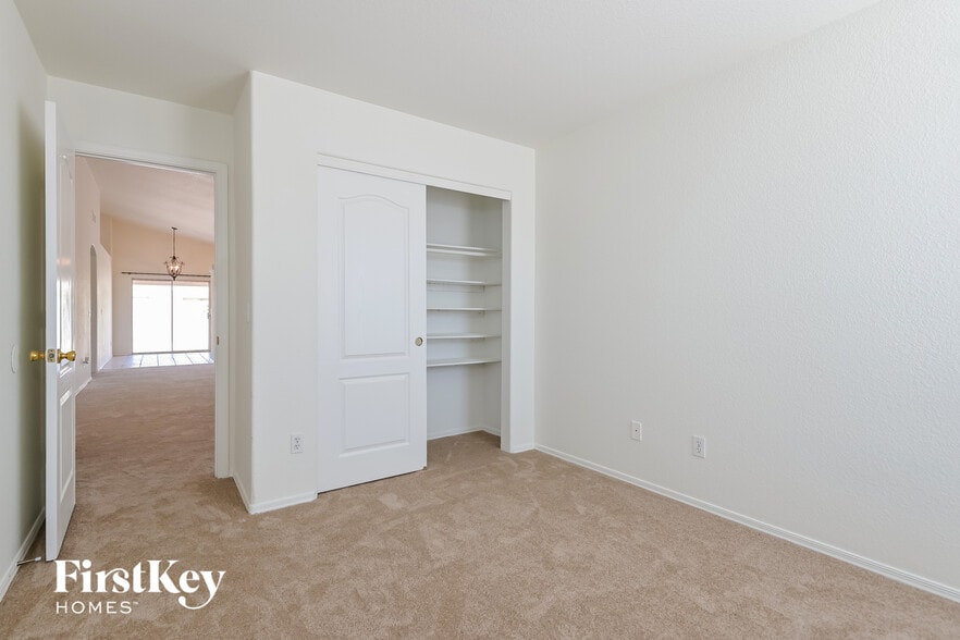 Building Photo - 3114 S Vaughn Dr