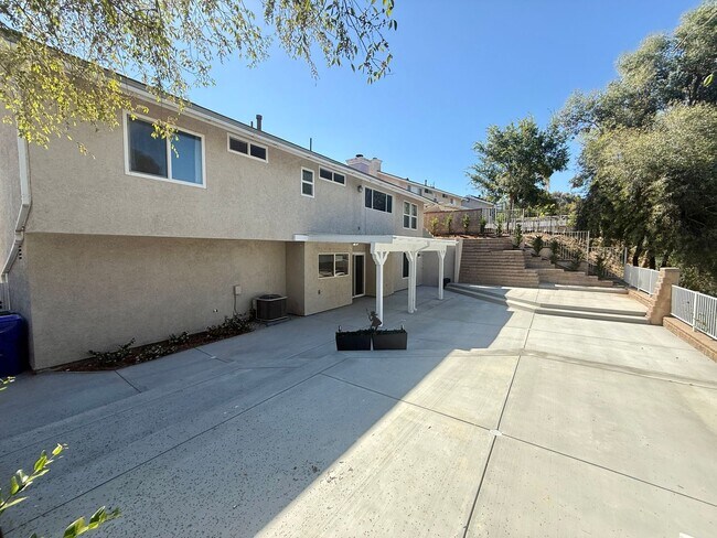 Building Photo - 4 Bedroom Rental Home in Santa Clarita.