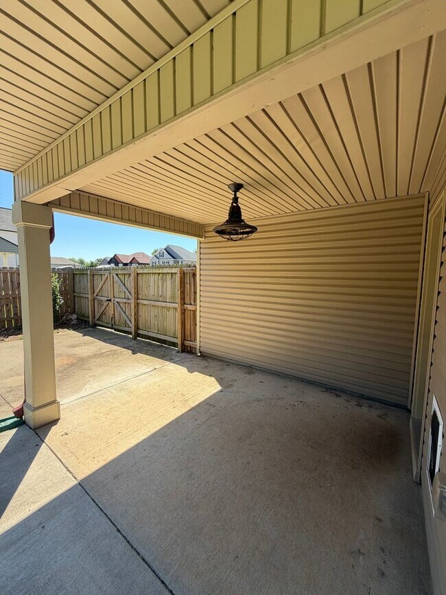 Building Photo - Large 4 Bedroom 2 1/2 Bath Pet Friendly Home For Rent!
