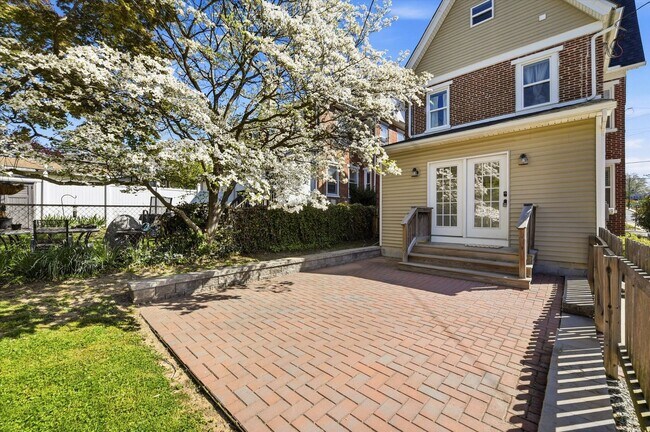 Building Photo - Charming Updated 4B/2.5B Home with Fenced Yard & Parking Included