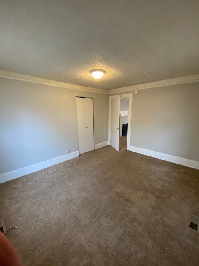 Building Photo - 2 bed 1 bath single family home newly remolded