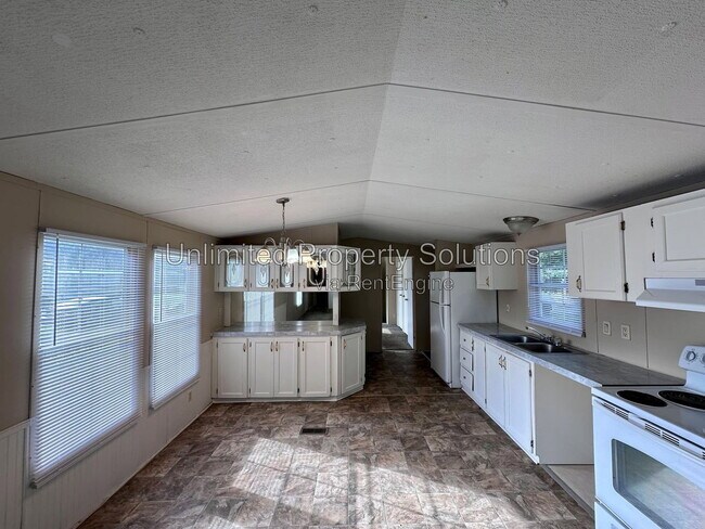 Building Photo - 9499 Wendi Dr NE