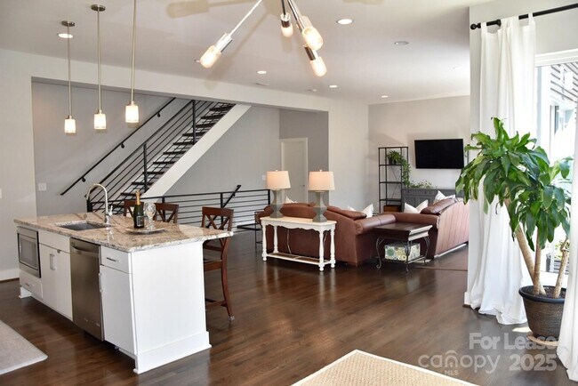 Building Photo - 916 Westbrook Dr