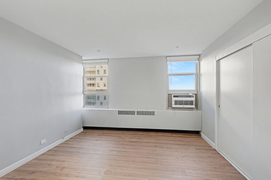 Building Photo - 3950 N Lake Shore Dr