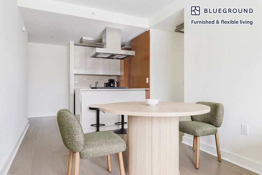 Building Photo - 450 W 42nd St