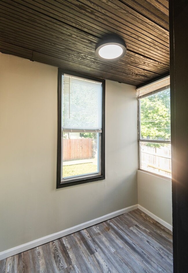 Building Photo - Beautiful Renovated 2 Bed 1 Bath Home