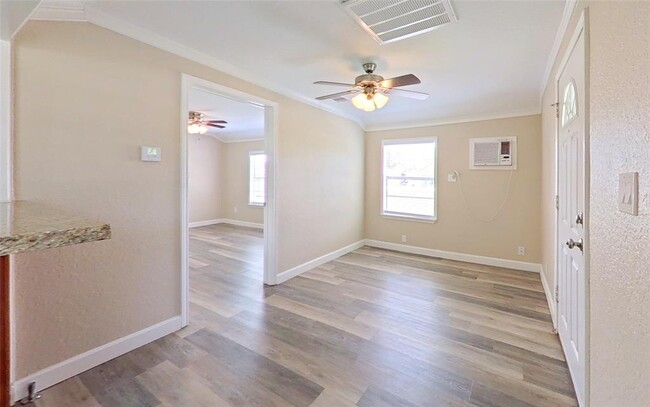 Building Photo - 706 S Blackwell St