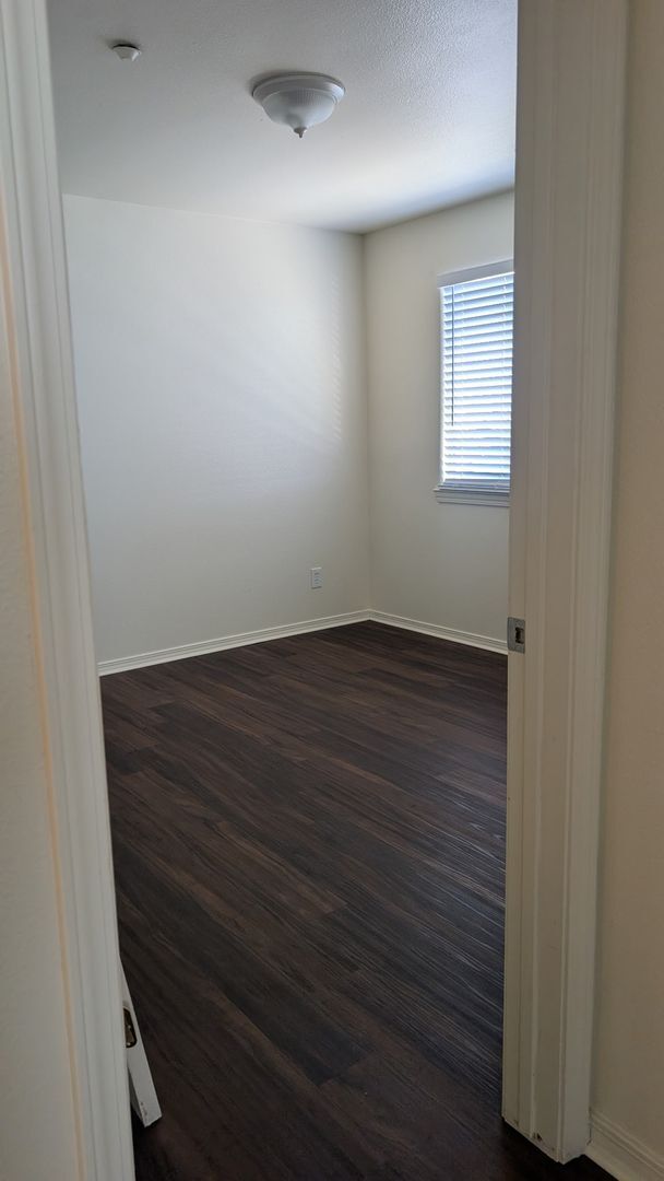 Building Photo - Beautiful 3 bedroom/1 bath in gated community. Call or come by to view!