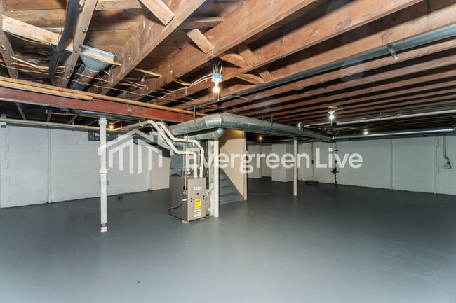 Building Photo - 4806 W Hampton Ave