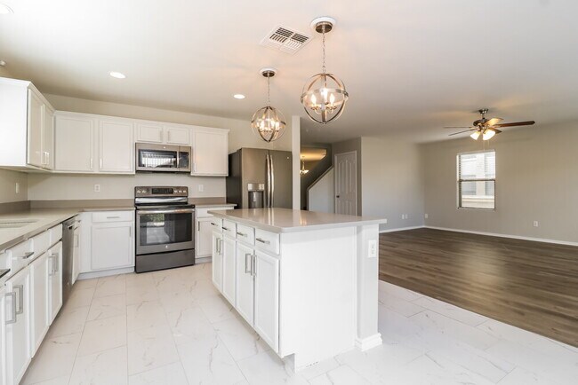 Building Photo - 18442 W Dawn Dr