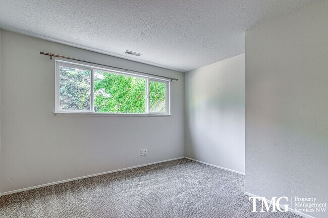 Building Photo - Amazing Open concept Condo in a secluded c...