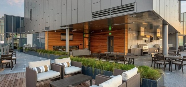 Building Photo - Newly Remodeled 1Bed/1 Bath Downtown Condo with Rooftop Deck & Luxury Amenities!