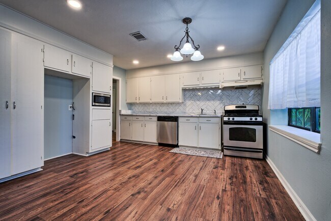 Building Photo - 5907 Nancy Ann St