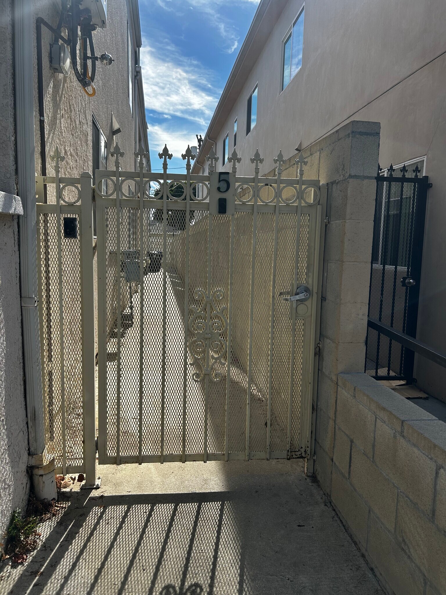 Building Photo - 6466 Balboa Blvd