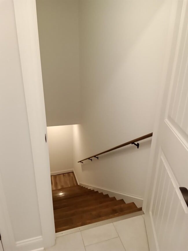 Building Photo - Patio Townhome Located 1 Block from Bedfor...