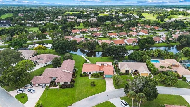 Building Photo - 2385 SW Creekside Dr