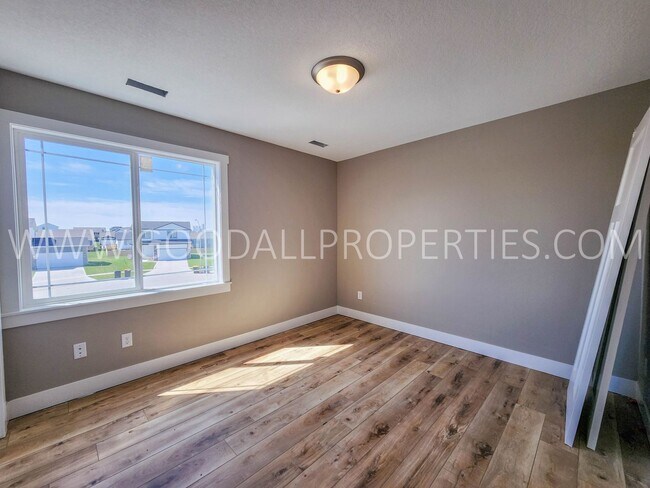 Building Photo - 6-Bedroom, 4-Bath Home in Waukee with Finished Basement & 3-Car Garage