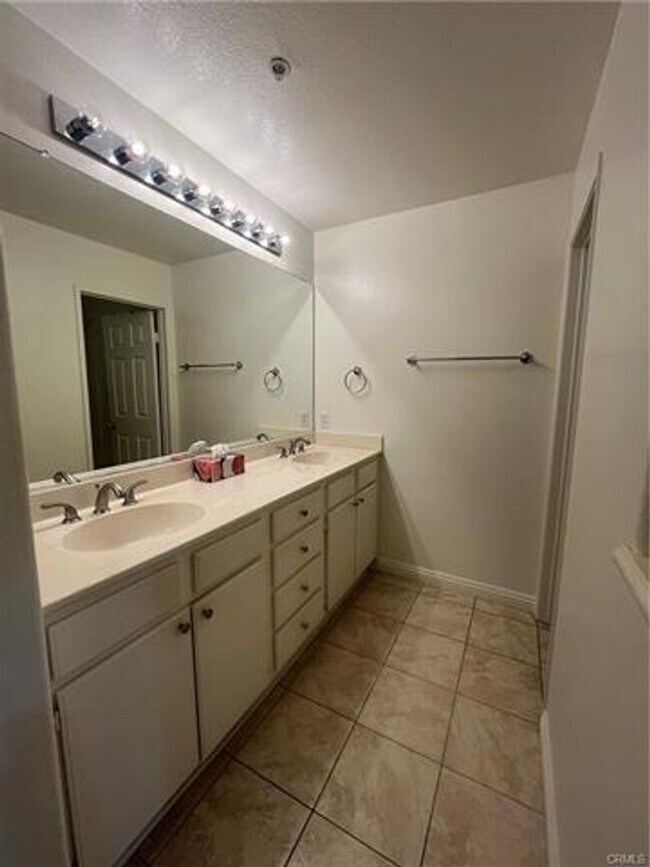 Building Photo - Beautifully designed townhome