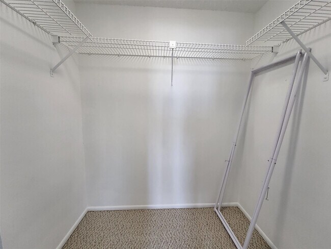 Building Photo - 112 Royal Pk Dr