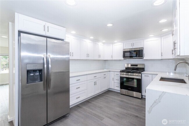 Building Photo - Beautifully Renovated 4-Bedroom Home in De...
