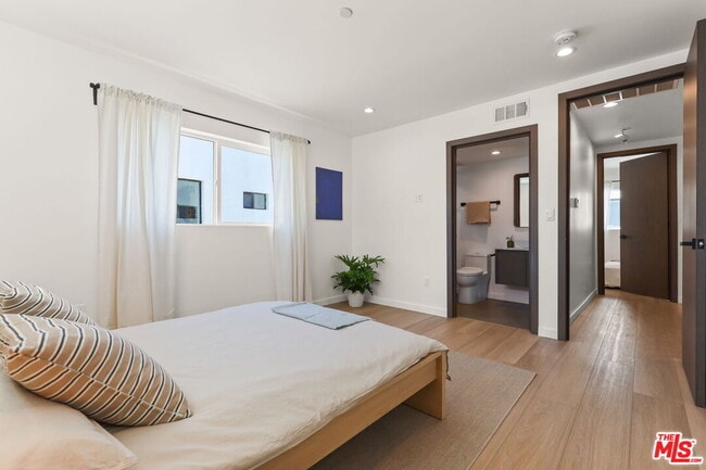 Building Photo - 843 Mariposa Ave