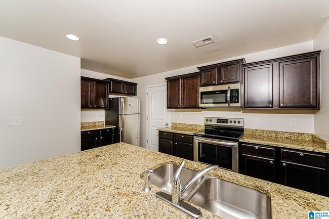 Building Photo - 855 Hawthorn Ln