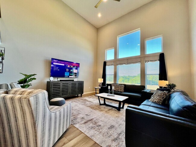 Building Photo - Fully Furnished Executive Miamisburg Home