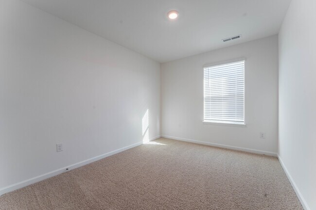 Building Photo - 370 Freestall Dr
