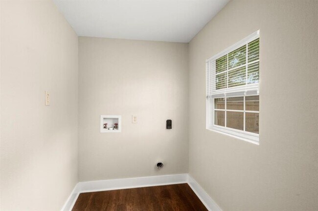 Building Photo - 304 Delmar St