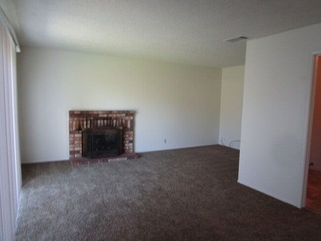 Building Photo - 404 Coot Ln