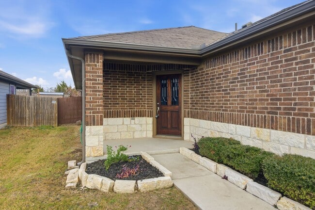 Building Photo - Four Bedroom Home in Manor