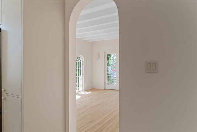 Building Photo - 800.5 N Edinburgh Ave