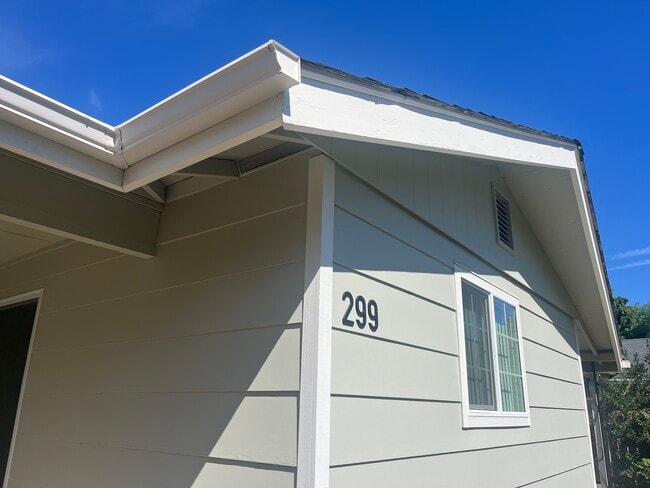 Building Photo - 299 Lobelia Ave