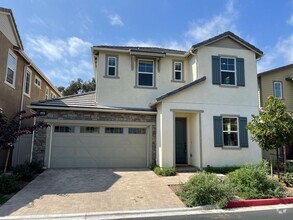 Building Photo - Large 5 Bed / 3 Bath Standalone unit in Lo...