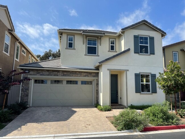 Primary Photo - Large 5 Bed / 3 Bath Standalone unit in Lo...
