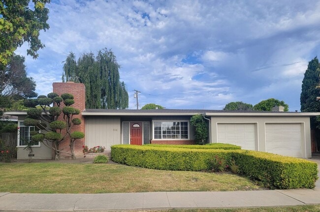 Primary Photo - Beautiful Home in South Salinas!