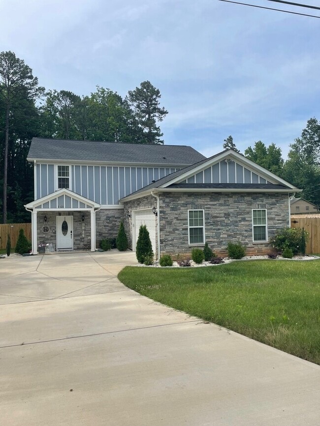 Primary Photo - Beautifully Furnished 4-Bedroom Home with ...